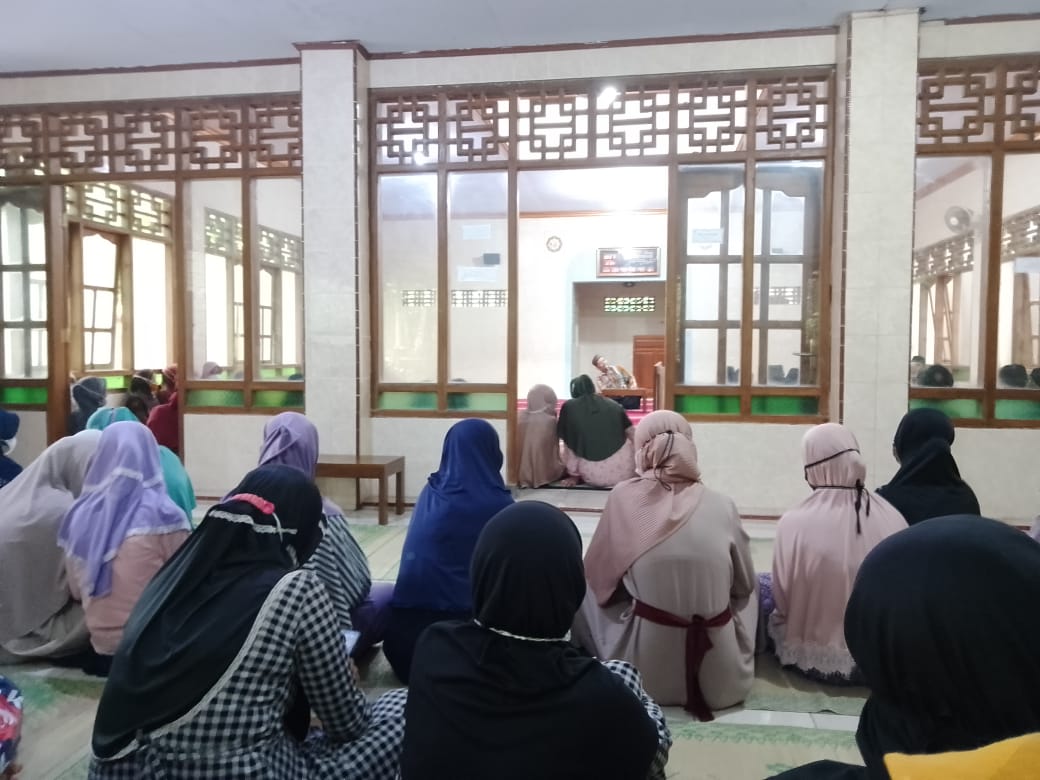 Antusiasme Warga Padukuhan Anjir Hadiri Pengajian Rutin Ahad Pon Masjid Darussalam